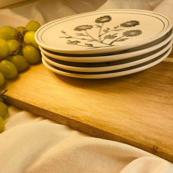 Threshold Floral Patterned Set of 4 Appetizers Plates 
Black and Freckled Cream - Picture 2 of 8